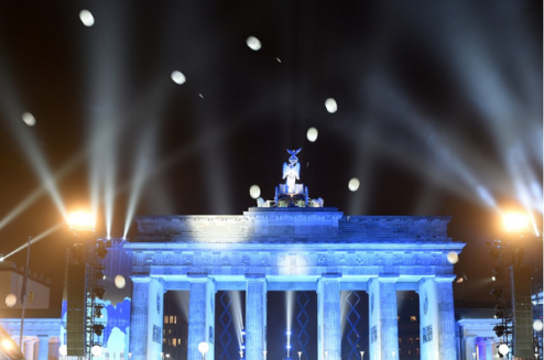 Photo showing Lichtgrenze balloons being released by the Brandenburg Gate. Photo © AFP.