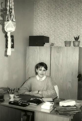 Photo of Paula Kirby, working at the Technical University in Dresden, SIZ office (1986). Source: https://thevieweast.wordpress.com/2014/02/14/paula-kirby-on-life-in-the-gdr/ 